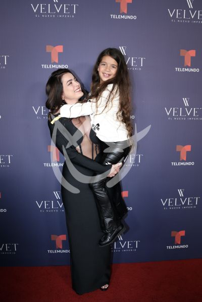 Daniella Navarro e hija en Velvet
