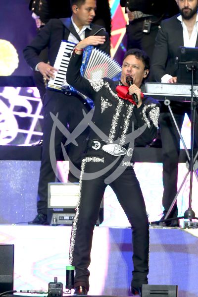 Pedro Fernández es Ave Fénix en vivo