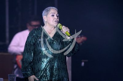Lupita D'Alessio canta a las mamás