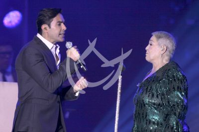 Lupita D'Alessio canta a las mamás