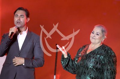 Lupita D'Alessio canta con su hijo Ernesto a las mamás