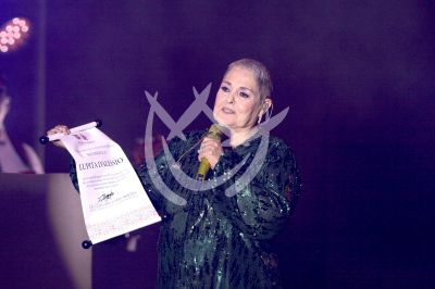 Lupita D'Alessio canta a las mamás