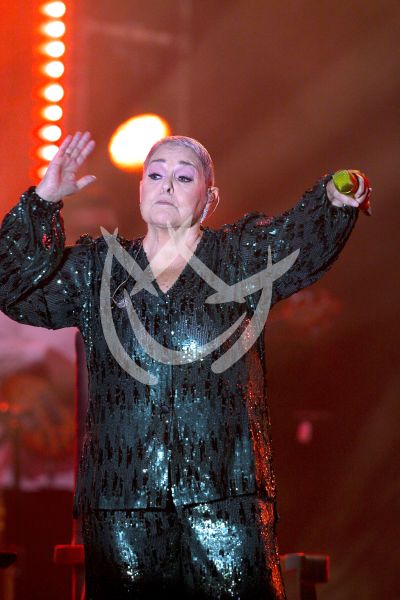 Lupita D'Alessio canta a las mamás