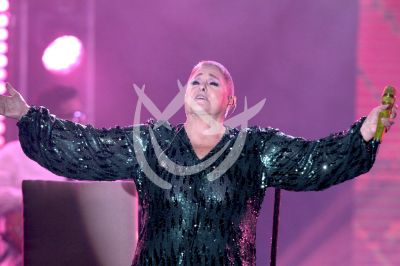 Lupita D'Alessio canta a las mamás