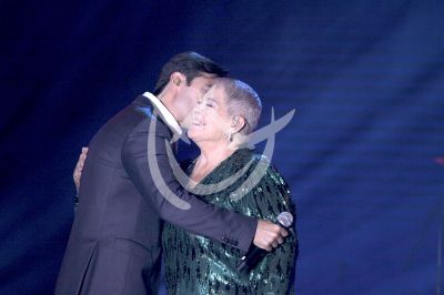Lupita D'Alessio canta a las mamás