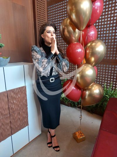 Yadhira Carrillo festeja en el set