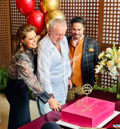 Yadhira Carrillo festeja en el set