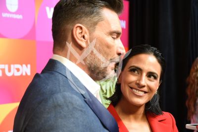 Julián Gil y Valeria Marín en Upfront