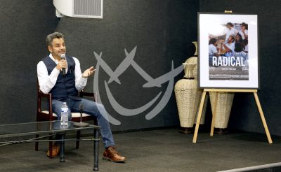 Eugenio Derbez es Radical en LA