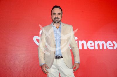 Ariel Miramontes corta listón