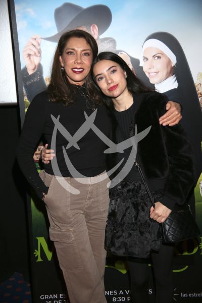 Cynthia Klitbo con hija y más por Monteverde