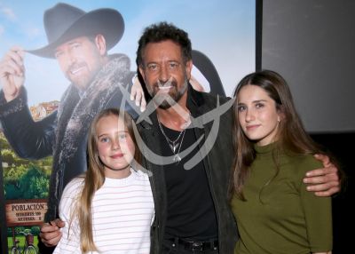 Gabriel Soto e hijas por Monteverde