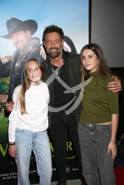 Gabriel Soto e hijas por Monteverde
