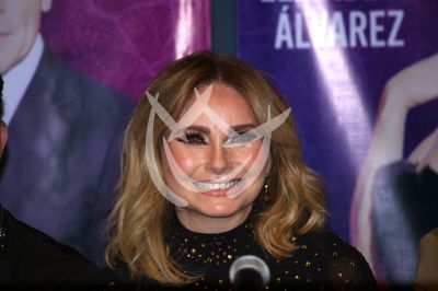 Elizabeth Álvarez con Obscenidad