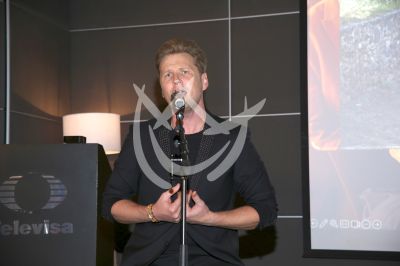 Alexander Acha canta Juegos