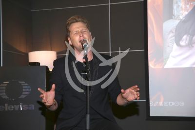 Alexander Acha canta Juegos