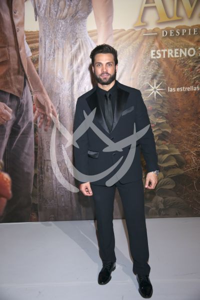 Nicola Porcella en Amanecer