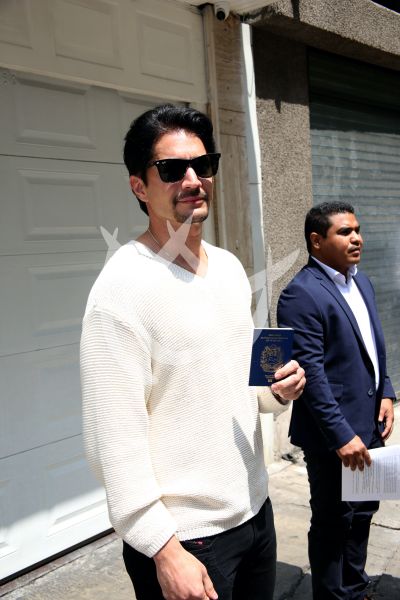 Daniel Elbittar con pasaporte en mano