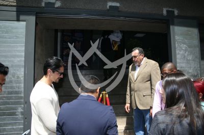 Daniel Elbittar con pasaporte en mano