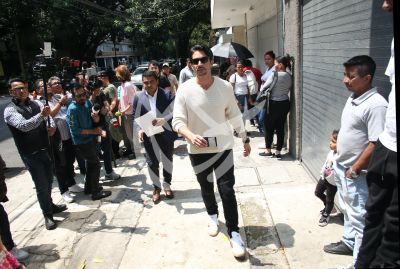 Daniel Elbittar con pasaporte en mano