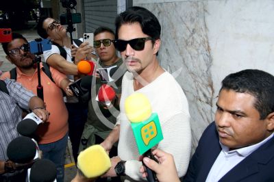Daniel Elbittar con pasaporte en mano