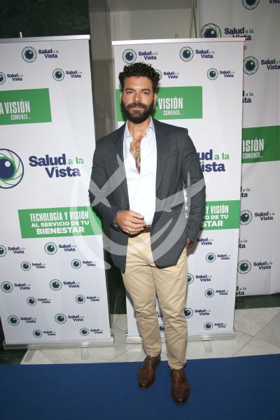 Adrián Di Monte y novia a ver