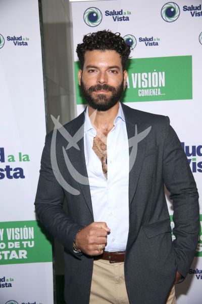 Adrián Di Monte y novia a ver