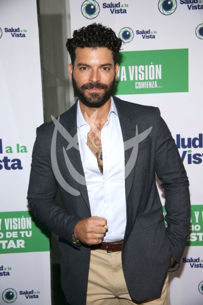 Adrián Di Monte y novia a ver