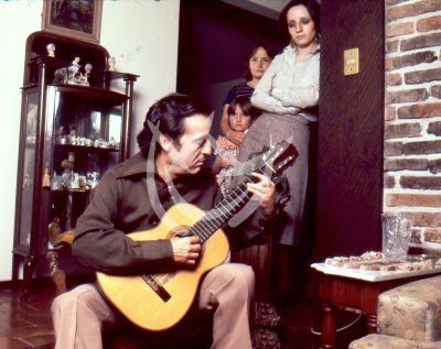 Chespirito con guitarra y en familia