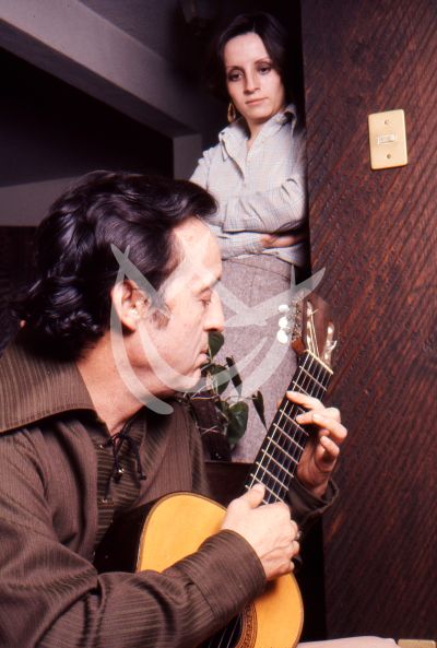 Chespirito con guitarra y en familia