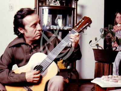 Chespirito con guitarra y en familia