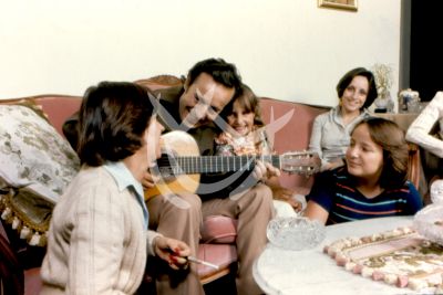 Chespirito con guitarra y en familia