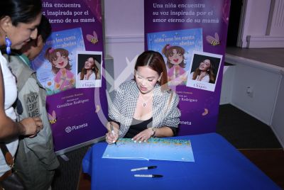 Chiquis presenta libro
