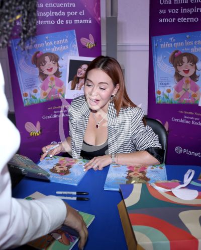 Chiquis presenta libro