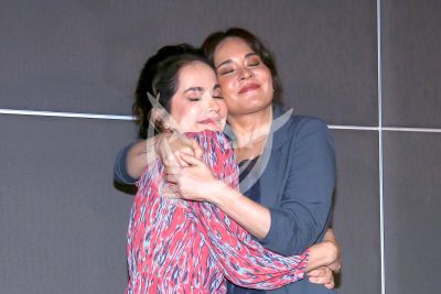 Danna García y Adriana Louvier son Hermanas