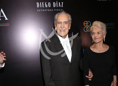 Don Eric del Castillo recibe homenaje