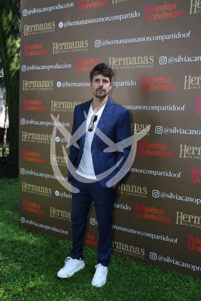 Juan Martín Jauregui en Hermanas