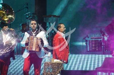 Julio Preciado le canta a México