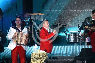 Julio Preciado le canta a México