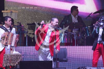 Julio Preciado le canta a México