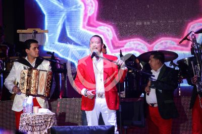 Julio Preciado le canta a México