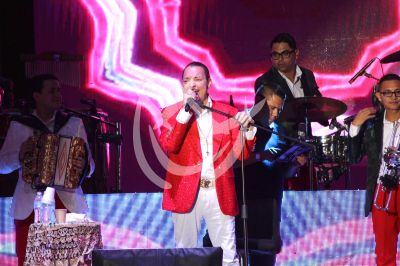 Julio Preciado le canta a México