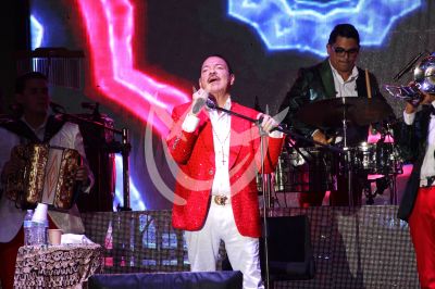 Julio Preciado le canta a México