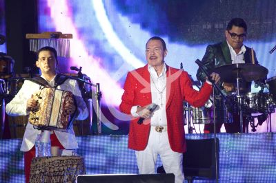 Julio Preciado le canta a México