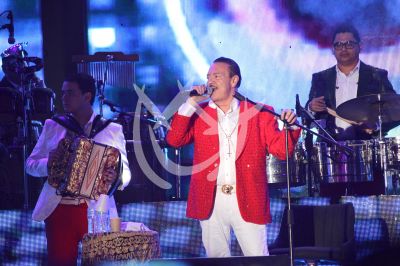 Julio Preciado le canta a México