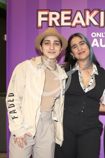 Emily Estefan y novia
