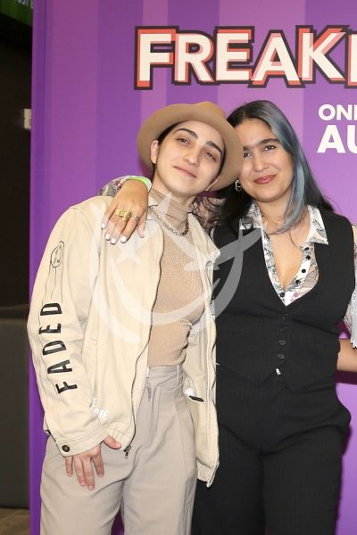 Emily Estefan y novia