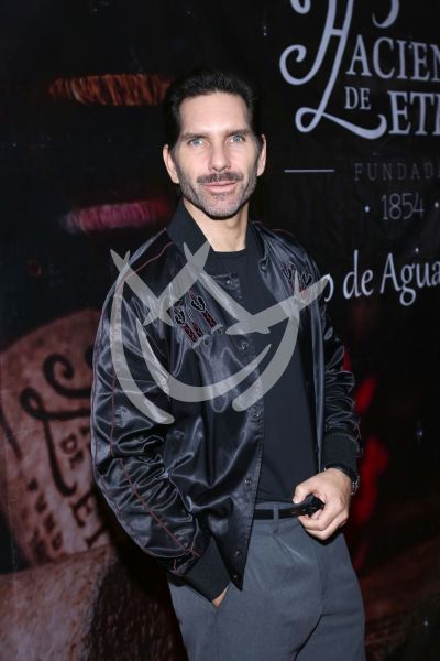 Arap Bethke con Tu Gato