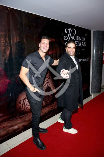 Rodrigo y Alejandro con Tu Gato