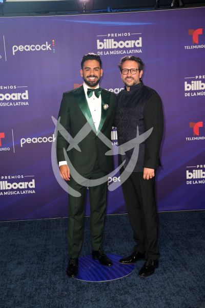 Carlos Adyan y esposo en Billboard Latino